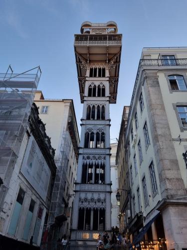 Το Elevador de Santa Justa, μέσα στα στενά της Λισαβόνας.