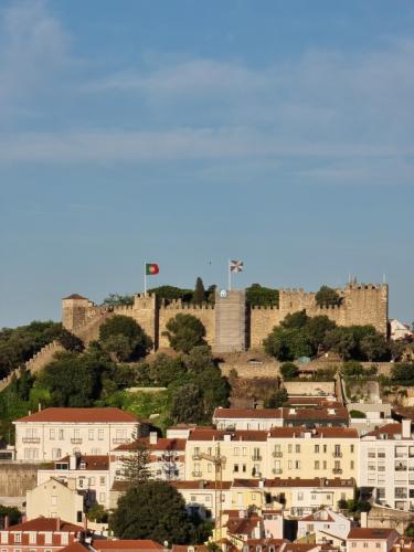 Το Castelo de São Jorge, στον υψηλότερο λόφο της Λισαβόνας.