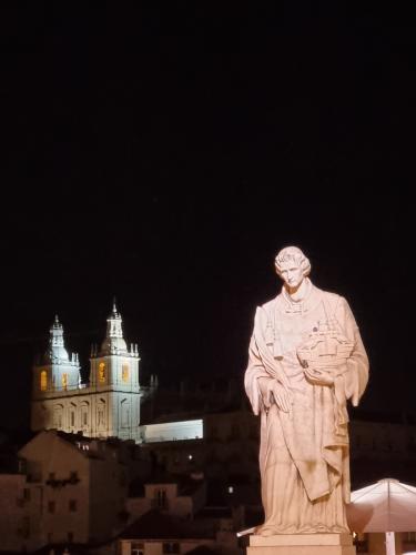 Το άγαλμα του Saint Vicente στην Alfama